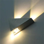 Moderne LED Wandleuchte im Dreiecksdesign - Moderne-Lampen.de