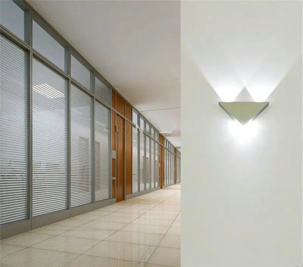 Moderne LED Wandleuchte im Dreiecksdesign - Moderne-Lampen.de