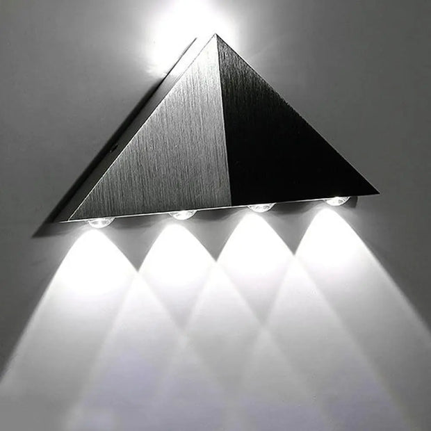 Moderne LED Wandleuchte im Dreiecksdesign - Moderne-Lampen.de