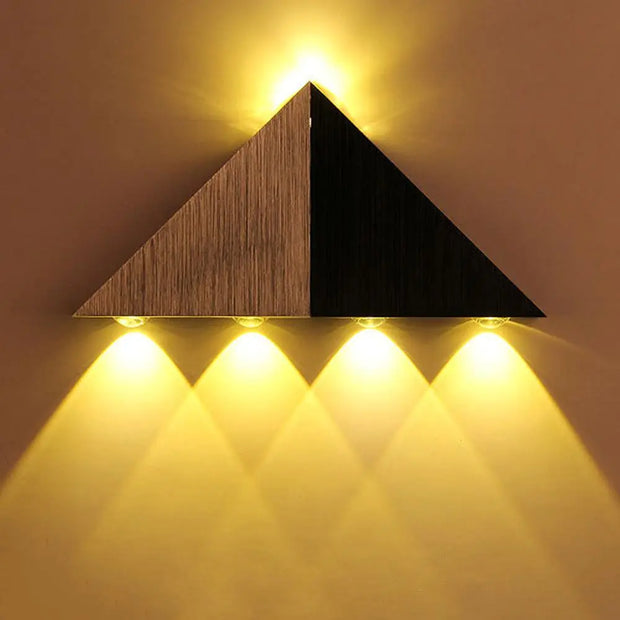 Moderne LED Wandleuchte im Dreiecksdesign - Moderne-Lampen.de